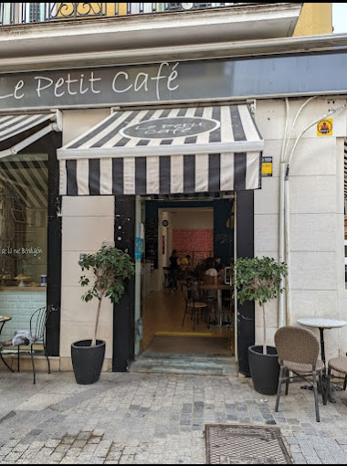 La petit cafe bar image